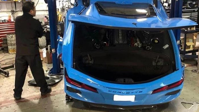 Τους έπεσε η Corvette από το ανυψωτικό μέσα σε συνεργείο!